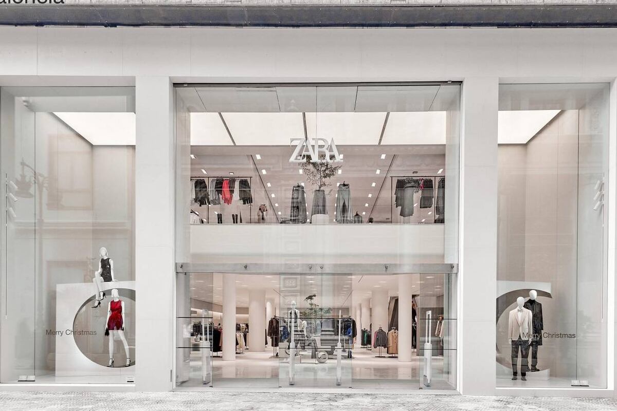 Integración. Otra moderna tienda inaugurada por Zara en Valencia. La integración con el comercio digital es cada vez más fuerte.