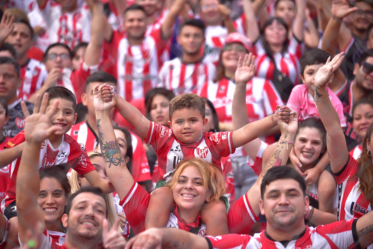 Fotos de hinchas de Instituto en el estadio Monumental en el partido ante Sarmiento de Junín para la Liga Profesional. (Ramiro Pereyra)