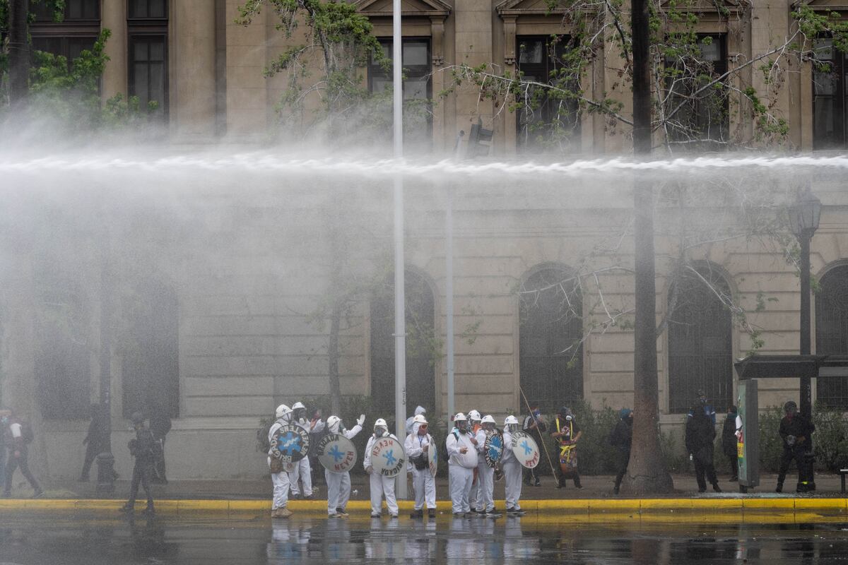 En Santiago de Chile, el domingo, la Policía dispersó a manifestantes con camiones de agua. (AP)