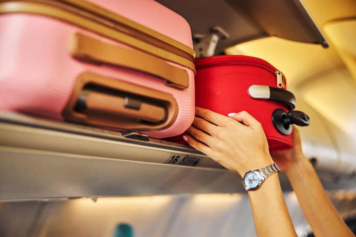 ¿Fin del equipaje de mano? Nuevas reglas de vuelo entran en vigor el 1 de septiembre en estos países. (Canva)