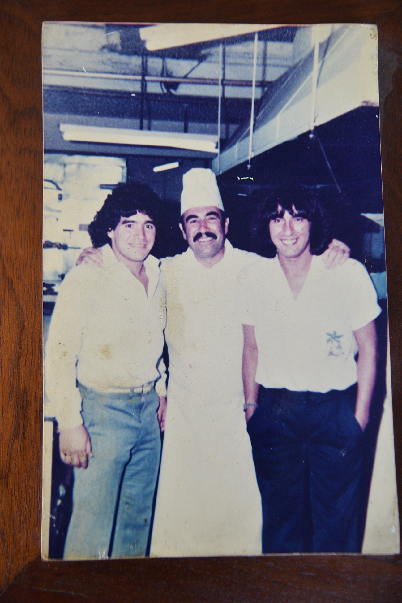 Don Oses, junto a Diego Armando Maradona y Daniel "la Rana" Valencia, en la cocina del hotel Crillón. Foto: Pedro Castillo/La Voz