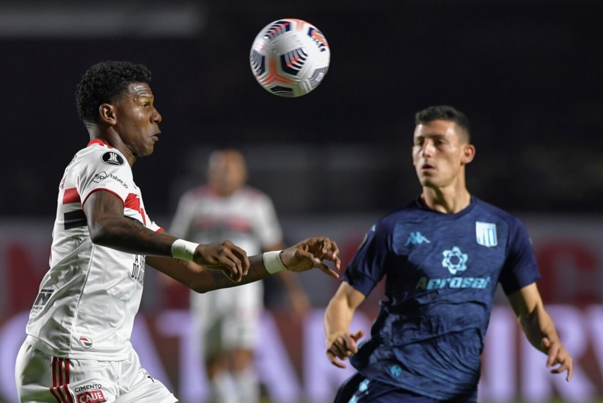 Racing sale a buscar el empate, pero quedo muy desequilibrado atrás y le favorece las contras a Sao Paulo. (Foto: AP)