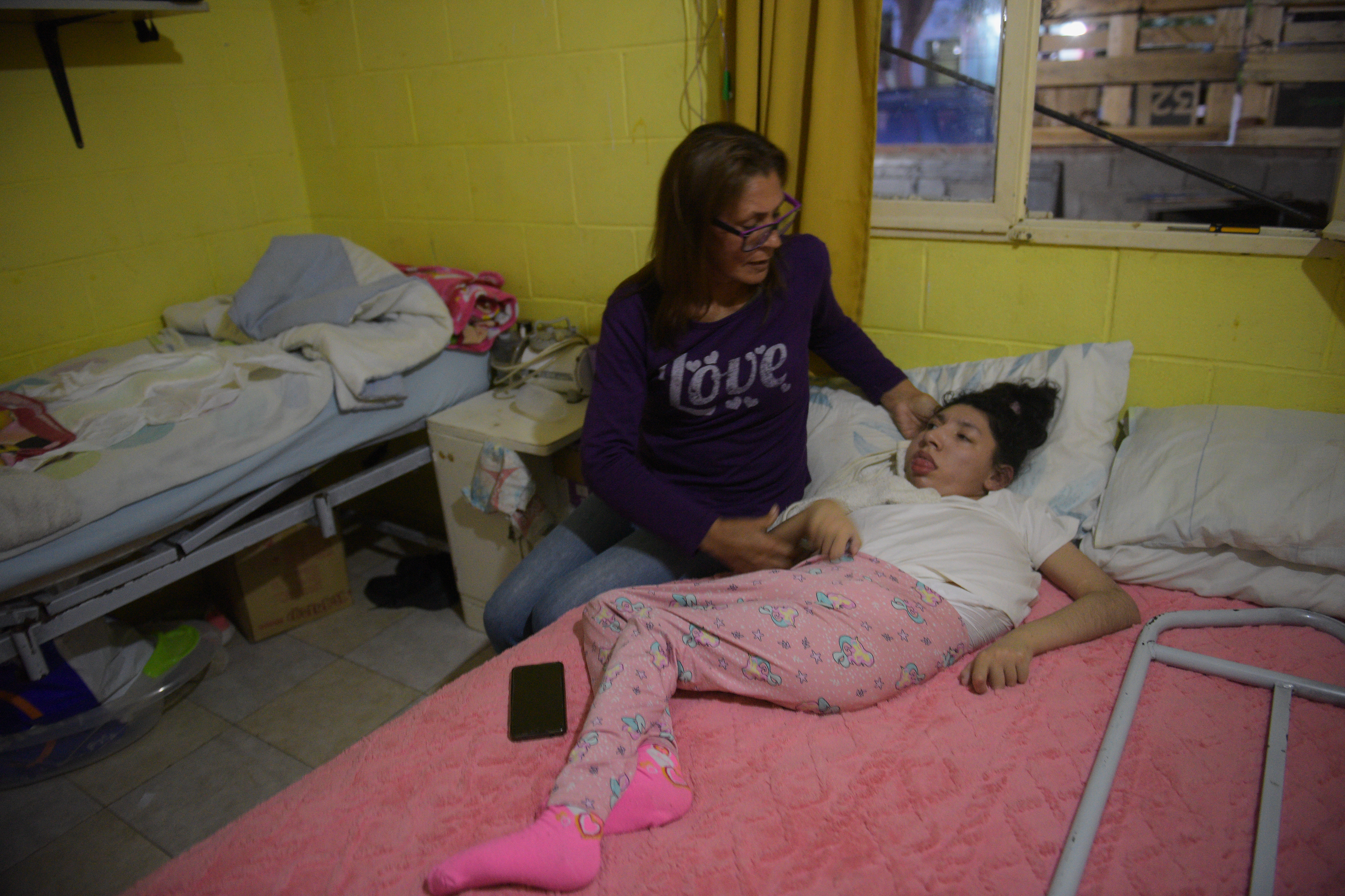 Julieta tiene discapacidad y le habían suspendido la pensión por invalidez sin hacer auditoria. Tras un amparo se le restituyeron. Con su mamá Moira en barrio  Ciudad Angelelli. (Javier Ferreyra / La Voz)