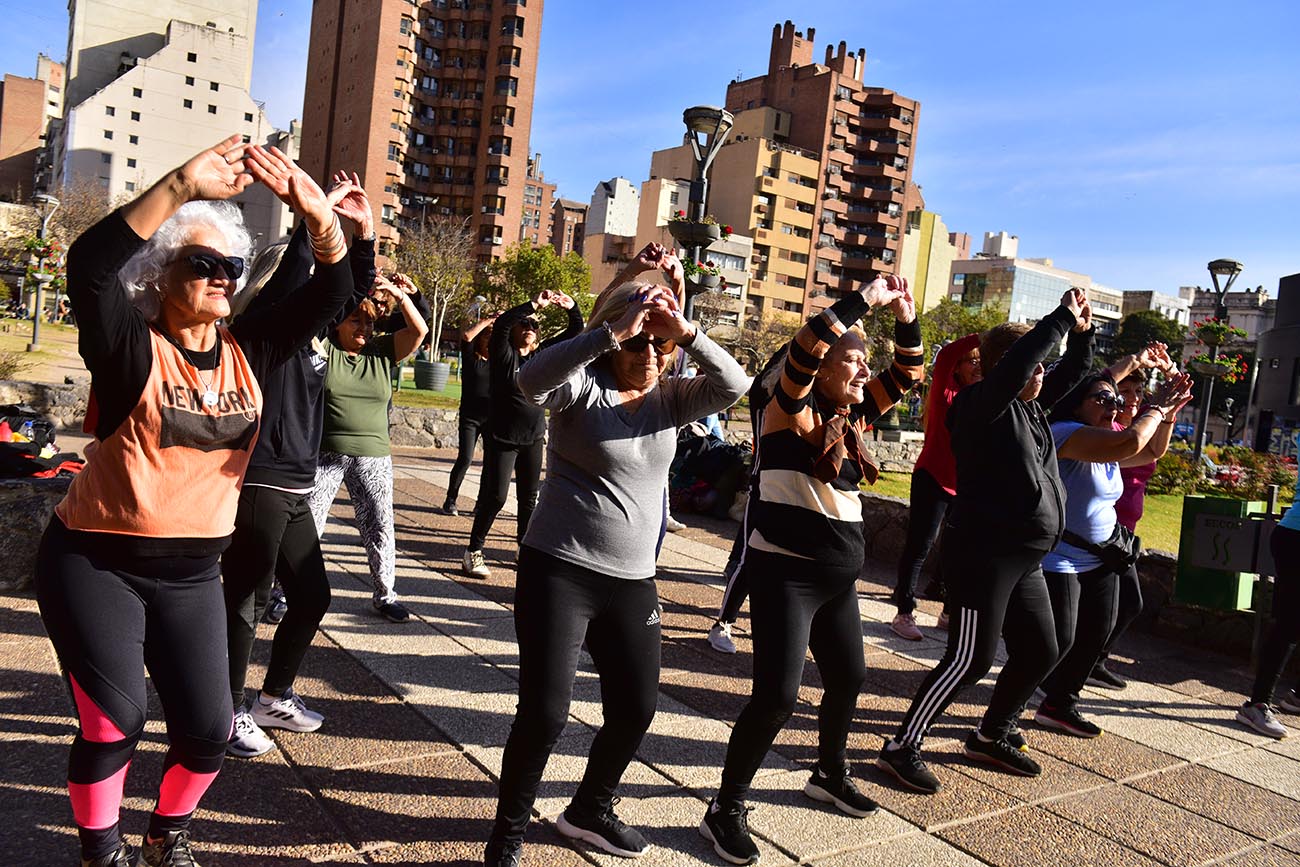 Héroes y heroínas / "Las de la Plaza", es el nombre del grupo de personas que baila en la Plaza de la Intendencia en Córdoba, con la conducción de Natalia Vilatta, profesora de danza. (José Gabriel Hernández / La Voz)