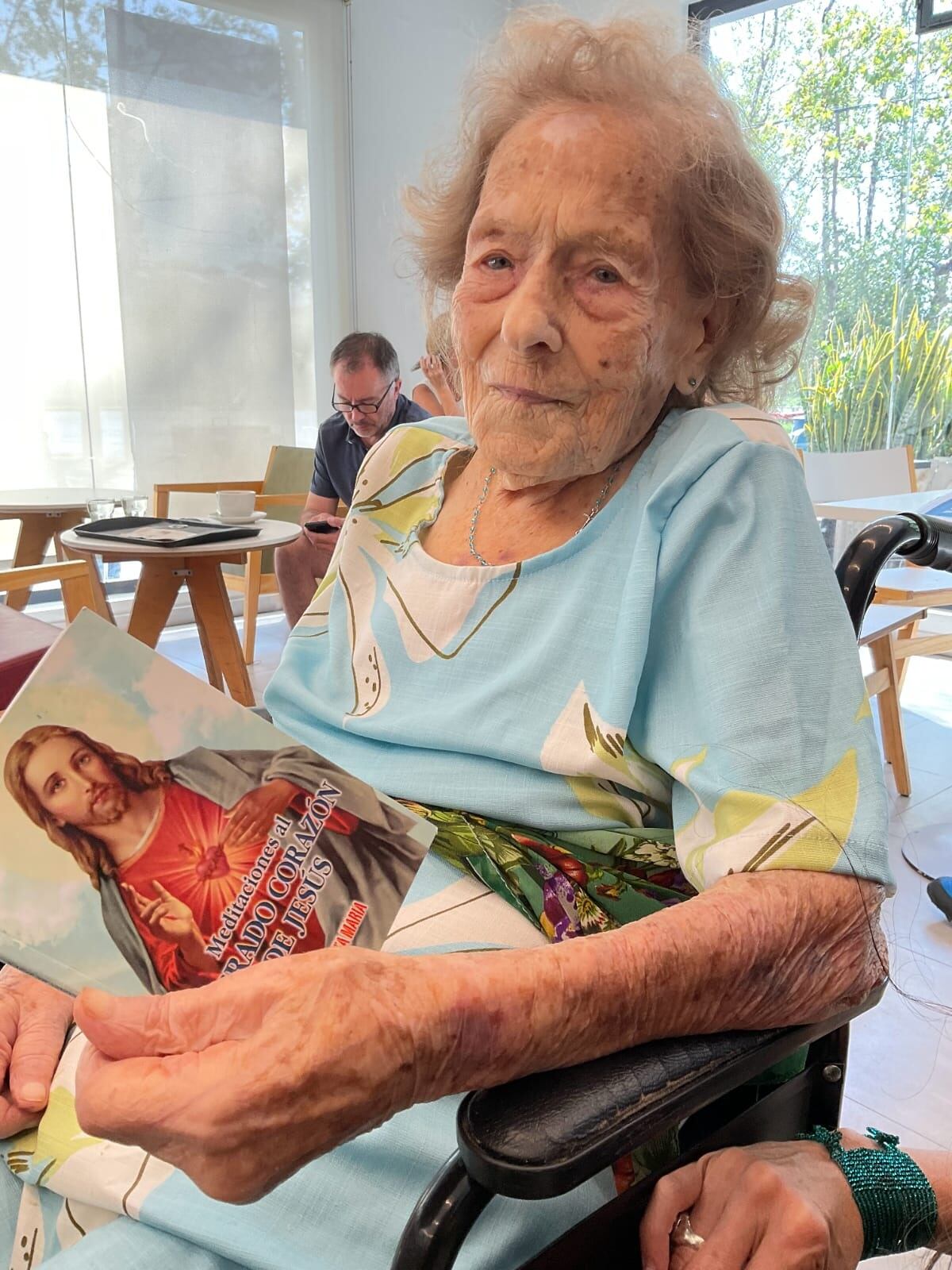 Ciudad de Córdoba. María Segunda celebró sus 104 años junto a sus familiares (Gentileza).