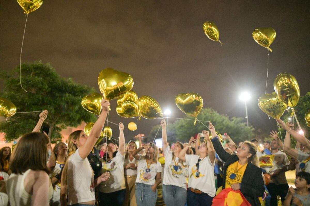 Suelta de globos de familias de pacientes que padecen la enfermedad.