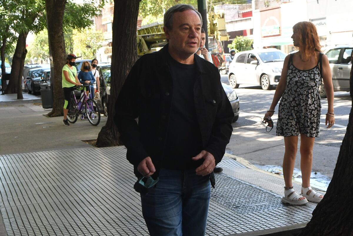Pablo Codevilla en el velatorio de Gerardo Rozín (Foto Télam)