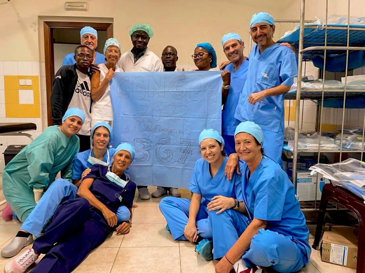 África. El médico cordobés junto a colegas (Gentileza).