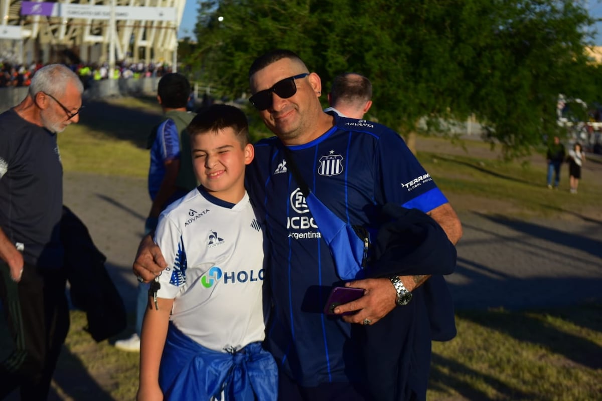 Cara e' cancha: los hinchas de Talleres antes del partido con River. (Nicolás Bravo / La Voz)