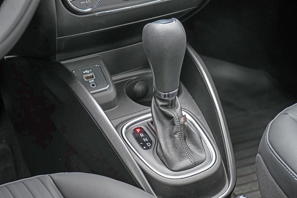 Siguen las opciones de caja manual de cinco marchas o la nueva transmisión automática CVT con siete marchas simuladas y modo Sport.