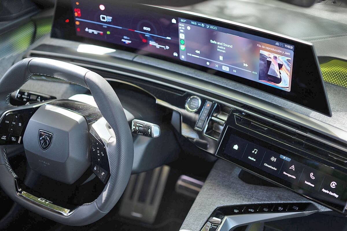 Incorpora el nuevo i-cockpit panorámico de Peugeot, que consta de una pantalla panorámica flotante y curvada de 21".