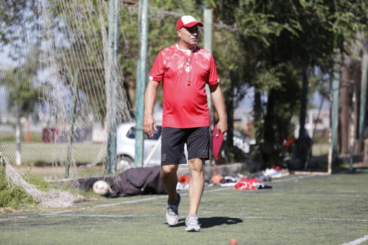 Daniel Jiménez, entrenador de la primera de Instituto. (Prensa IACC).