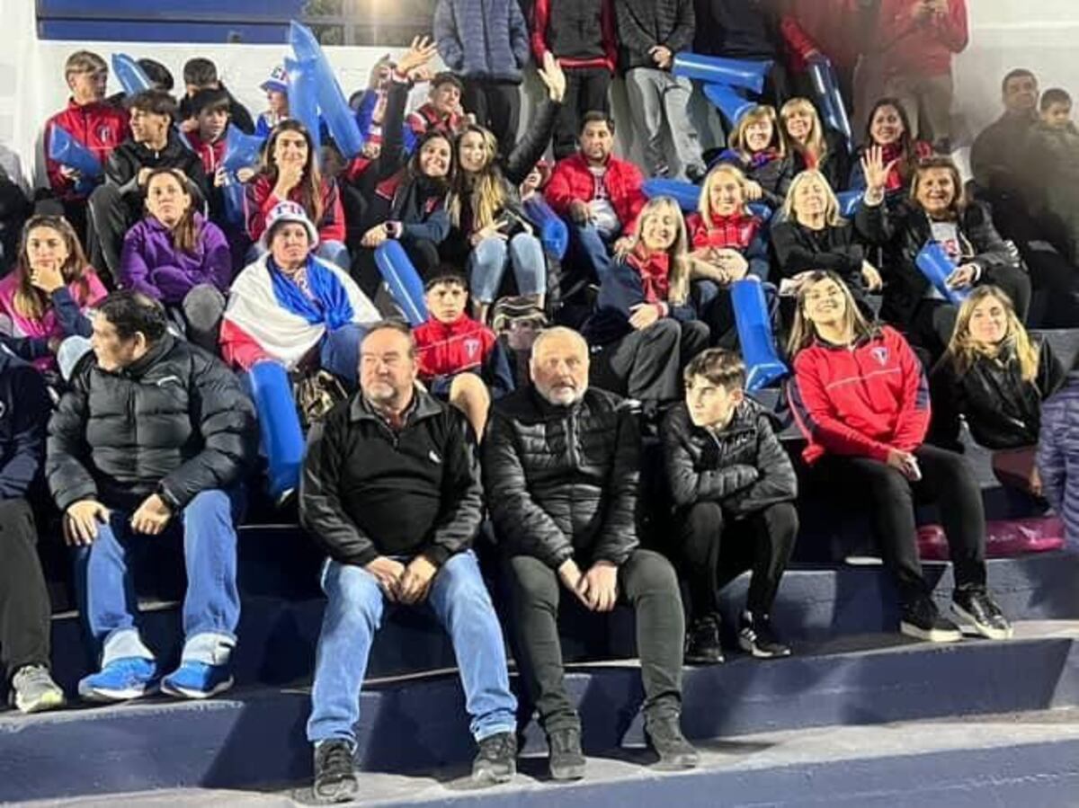 Parte de la hinchada de Matienzo de Monte Buey. Ahí estuvo Nelvi, la mamá Juan Pablo Compagnucci