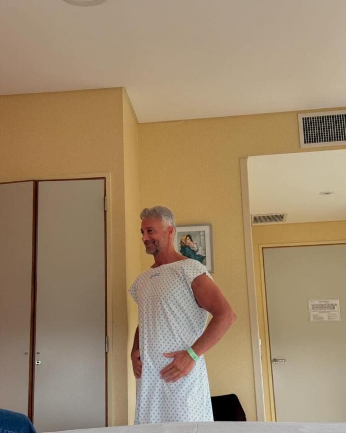 Osvaldo Sabatini en la habitación del hospital donde le realizaron una cirugía de reemplazo de cadera.
