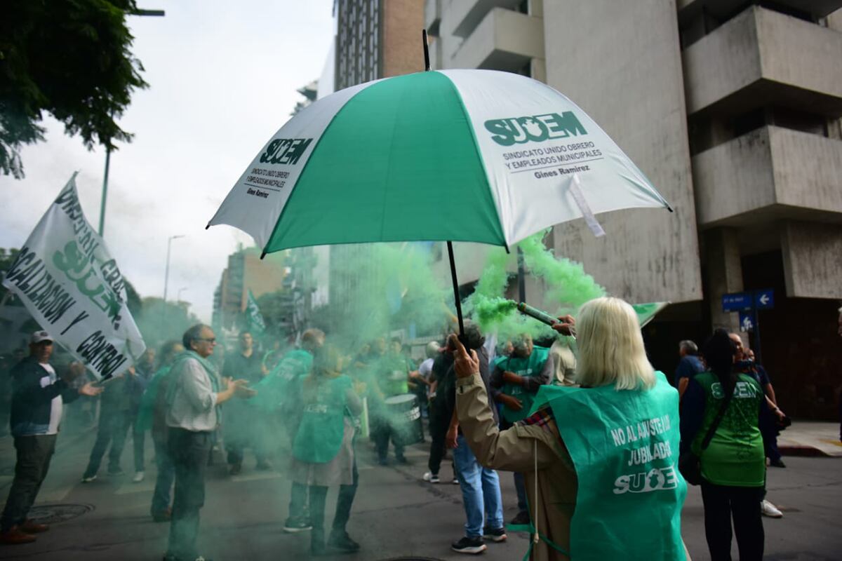 Protesta del gremio de los municipales, Suoem, por las calles de Córdoba capital contra el intendente Daniel Passerini. (Nicolás Bravo / La Voz)