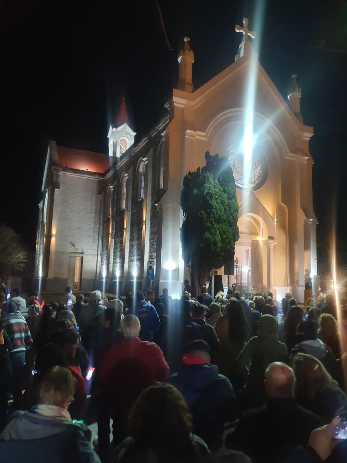 Nono. La iluminación de la iglesia es tomada desde hace un siglo como un punto de referencia en zona alta de Traslasierra. (Gentileza)