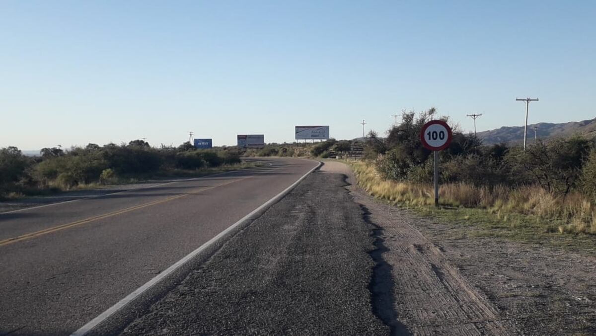 1. En esta dirección circulaba Oscar González al volante del BMW en dirección a Villa Dolores. La curva es cerrada  a la izquierda e impide ver más allá. La máxima es de 100 kilómetros por hora.