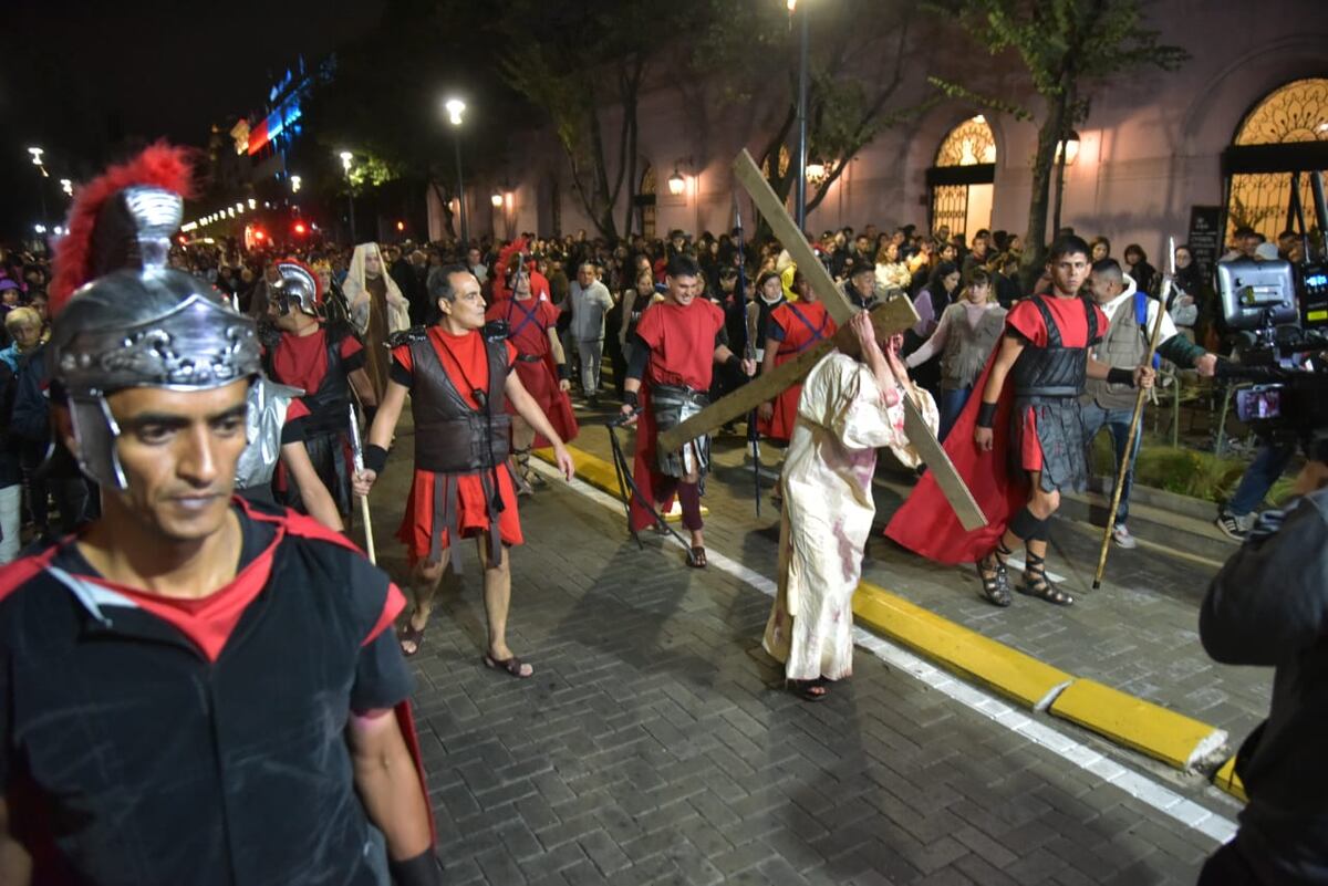En el marco de la conmemoración religiosa de Semana Santa, el centro histórico de la ciudad de Córdoba fue escenario anoche del tradicional “vía crucis” para recordar el Viernes Santo
