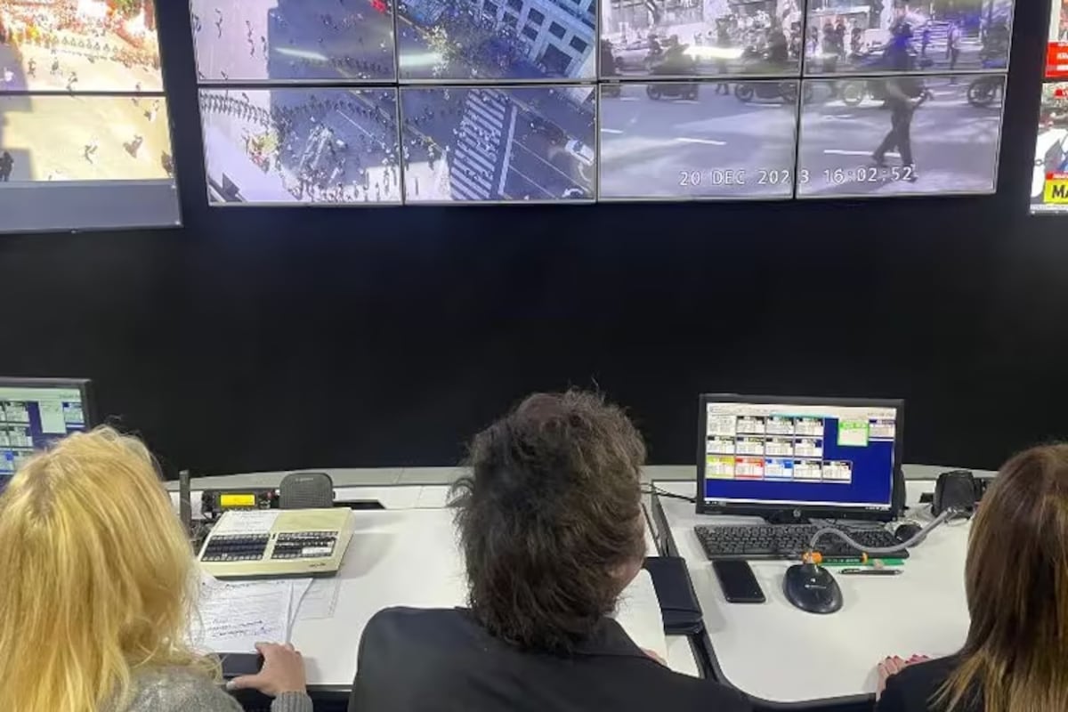 Departamento Central de la Policía Federal. El presidente Javier Milei monitoreó el operativo junto a Karina Milei, jefa de Gabinete de Ministros, la ministra de Capital Humano, Sandra Pettovello y la ministra de Seguridad, Patricia Bullirch.