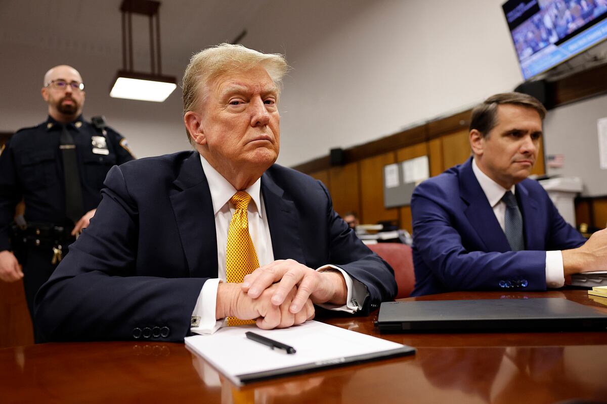 ARCHIVO - El expresidente de Estados Unidos Donald Trump se sienta en la sala durante su juicio en una corte penal en Manhattan, el martes 21 de mayo de 2024, en Nueva York. Los analistas señalan que las críticas de Trump al sistema penal de justicia tras su veredicto de culpabilidad podrían ser útiles para el presidente de Rusia, Vladímir Putin, y otros autócratas. (Michael M. Santiago/Pool Foto via AP, Archivo)