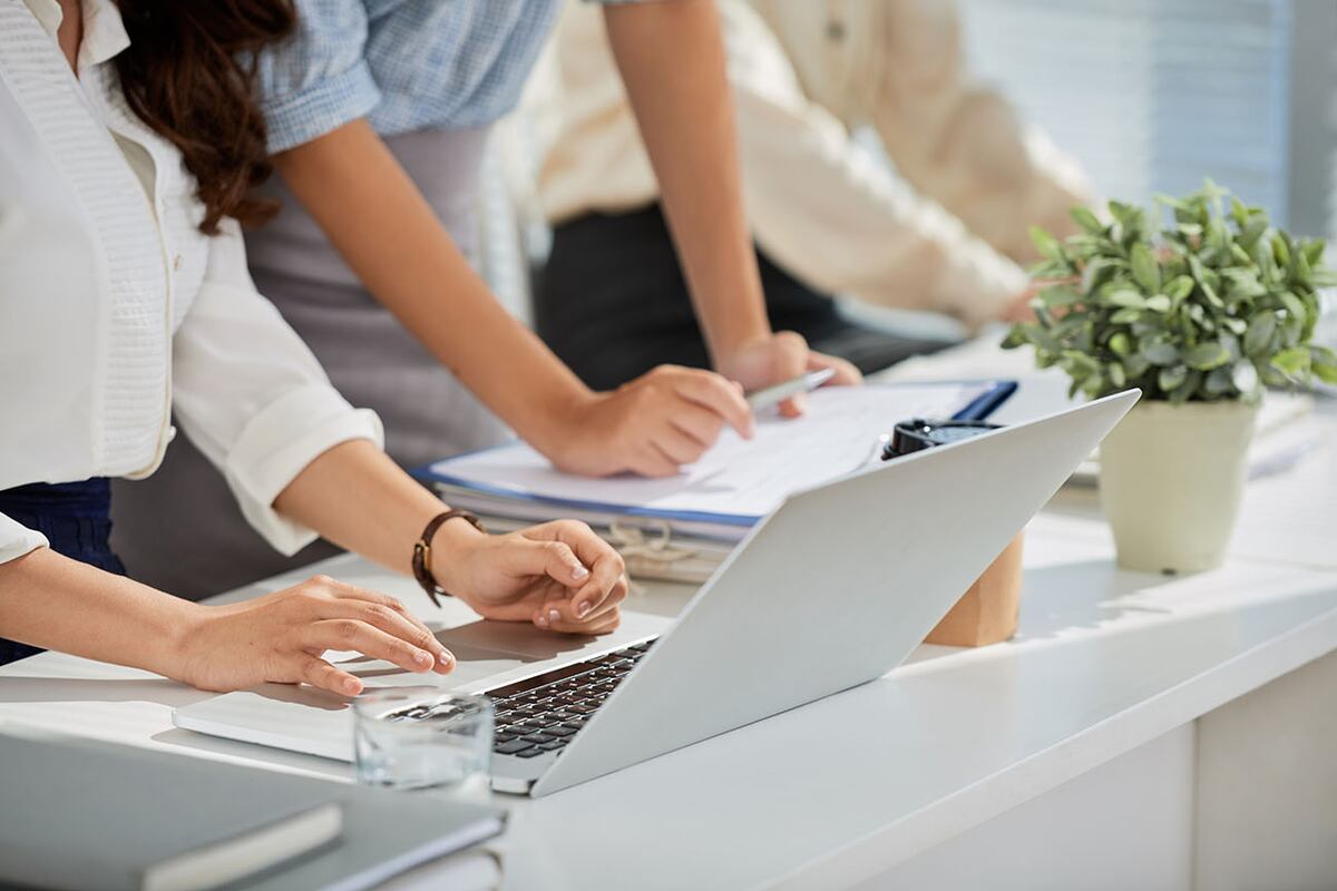 La tecnología abrió un nuevo paradigma para facilitar la transparencia. Plataformas como ConsorcioAbierto permiten que cada vecino, desde su perfil digital, acceda en tiempo real a liquidaciones mensuales, gastos cargados, facturas digitalizadas y extractos bancarios. De esta forma, la rendición de cuentas no se concentra en un único momento del año, sino que se vuelve un proceso continuo y accesible.