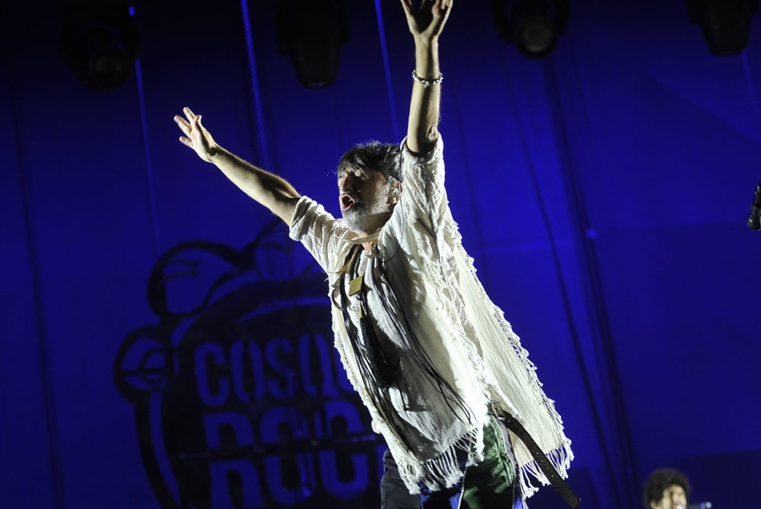 Adrián Dárgelos, durante el exuberante show de Babasónicos. (Javier Ferreyra)