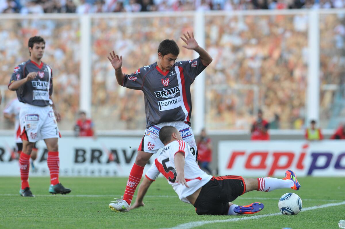 Instituto y el partido ante River en 2011 en el Kempes. (Archivo / La Voz).