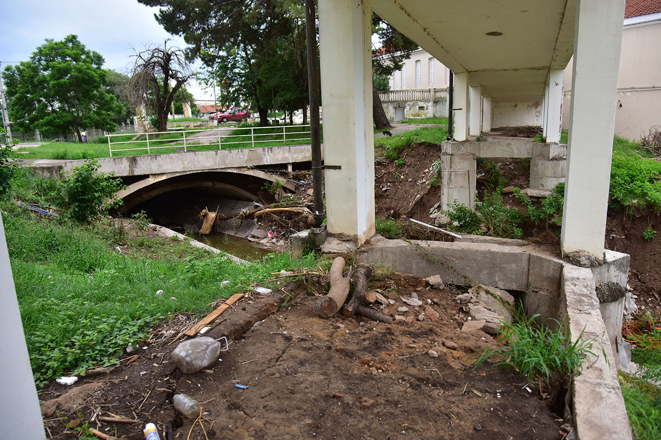 El puente pequeño del canal quedó clausurado hasta que se realicen nuevos arreglos e inspecciones (Ramiro Pereyra / La Voz)