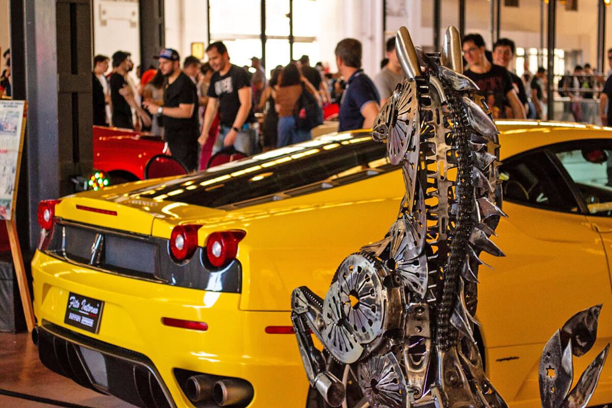 Mix de obras artísticas y modelos de Ferrari.