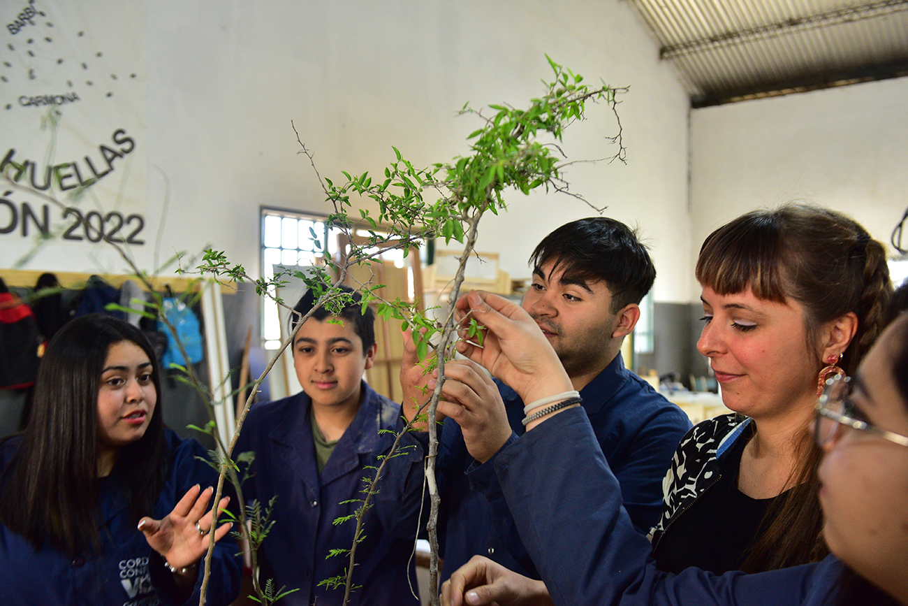 San Vicente. La profesora Anita junto a sus alumnos (José Hernández/La Voz).