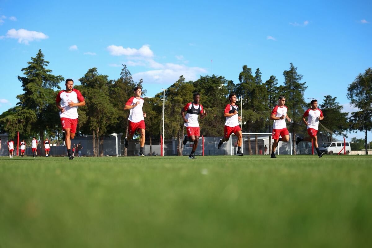 El equipo de Daniel Oldrá comenzó los entrenamientos en La Agustina. El delantero Franco Jara y el arquero Lautaro Maldonado son las primeras incorporaciones. (Prensa Instituto)