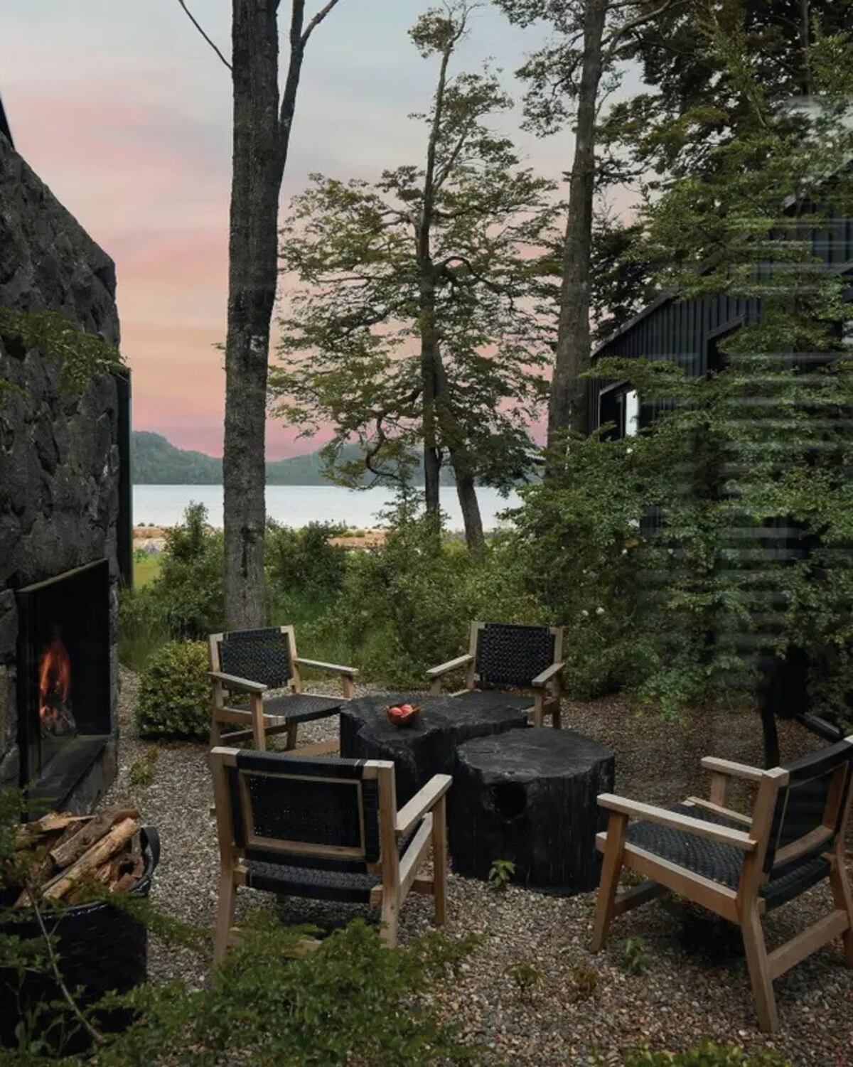 Así es la “casa negra” de Juliana Awada en la Patagonia