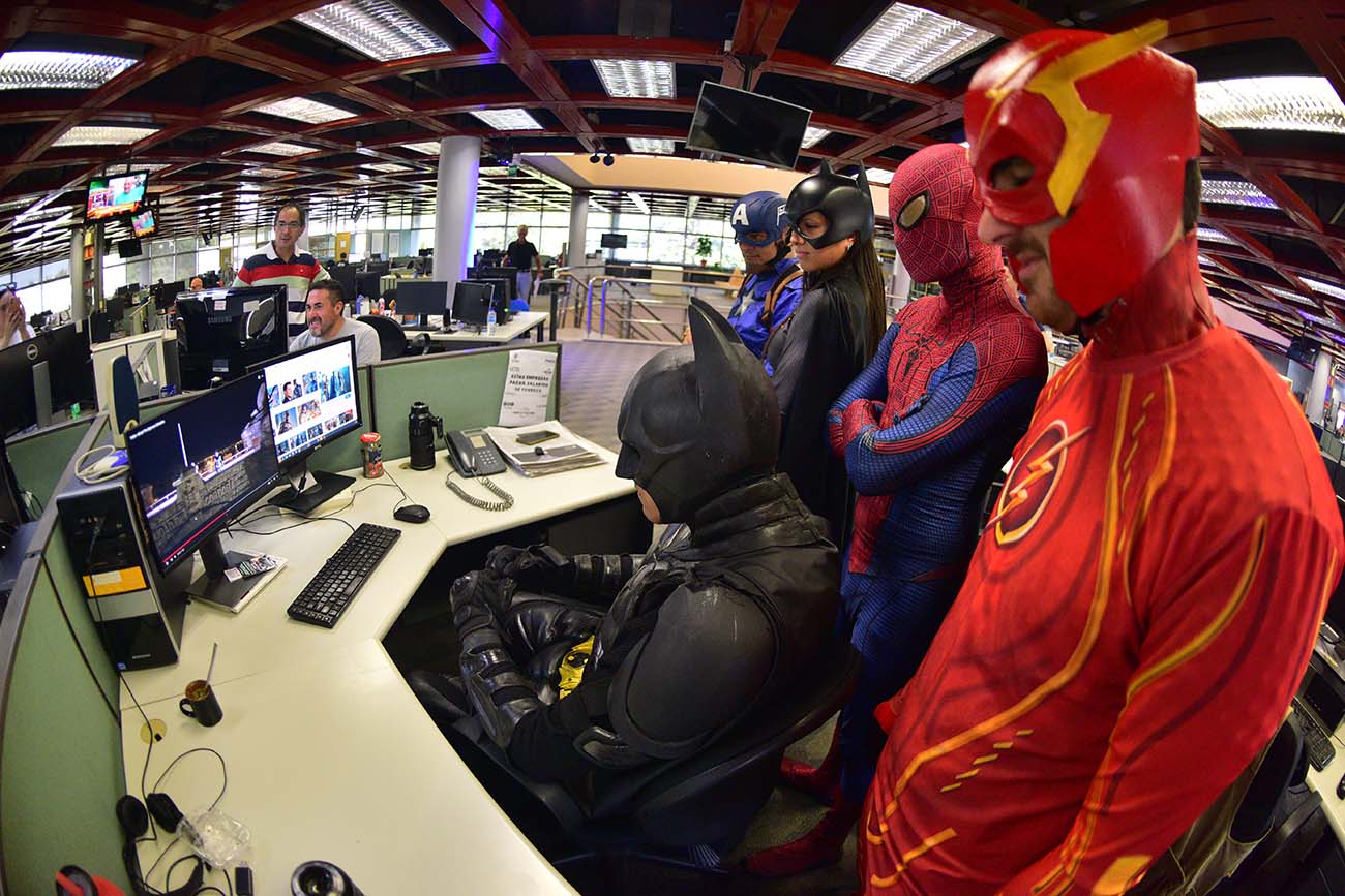 Batman y los superhéroes cordobeses de visita a la Redacción de La Voz para Historias Urbanas. (José Gabriel Hernández / La Voz)