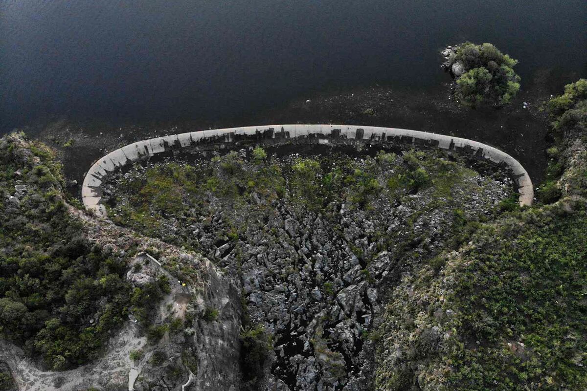 El lago de Embalse, este jueves, llegó al borde del punto de pase al vertedero. (La Voz)