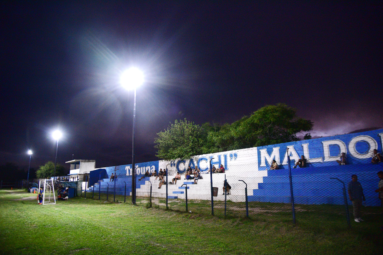 El Club Atlético Libertad de barrio Chacras de La Merced instaló nuevas luces en la cancha. (Nicolás Bravo / La Voz)