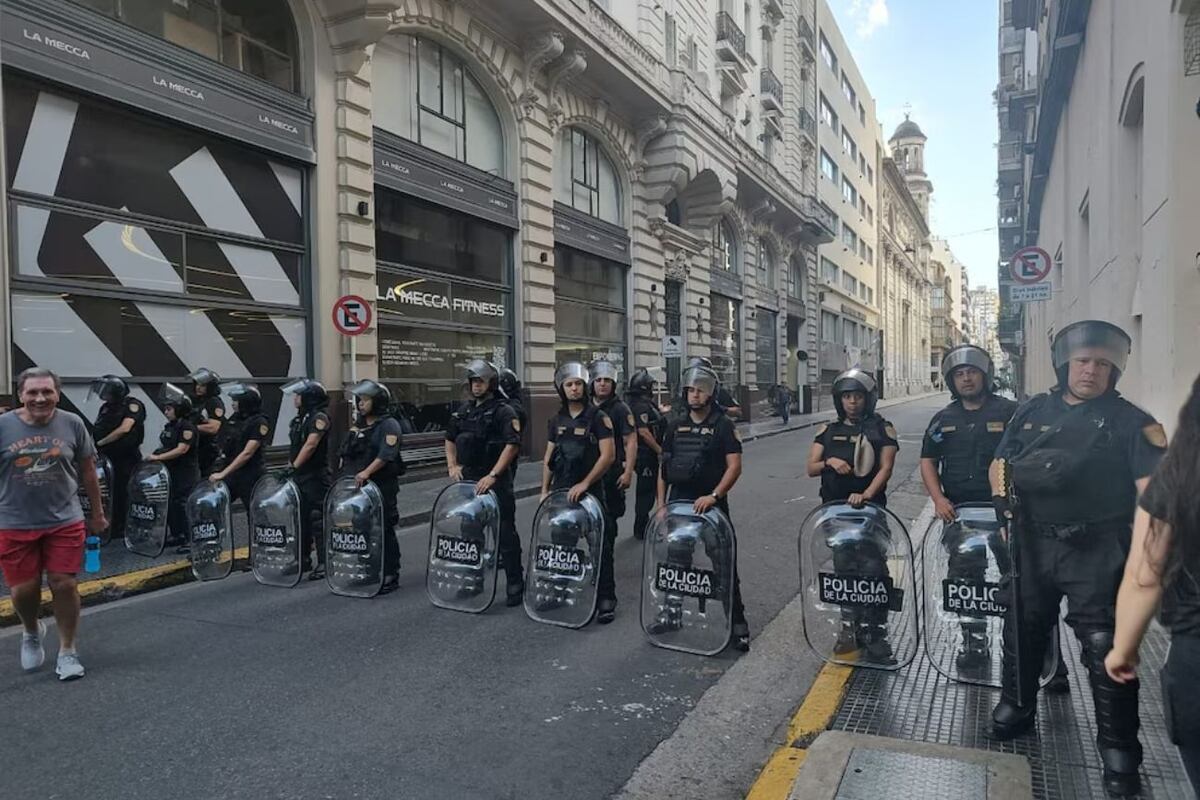 Incidentes frente al Congreso en la protesta contra la reforma laboral este jueves 19 de febrero. (Gentileza Clarín)