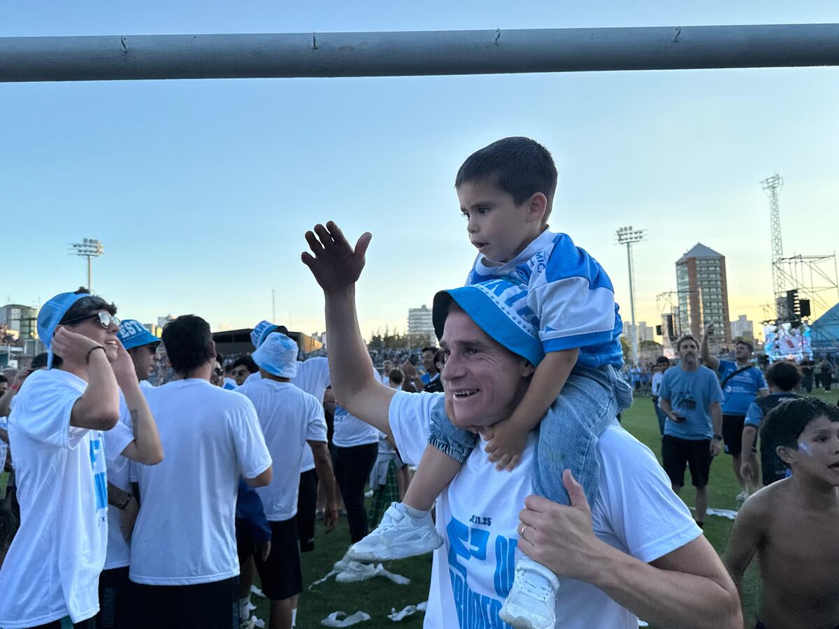 Festejos de los jugadores de Estudiantes de Rio Cuarto por el ascenso a la Primera División del Fútbol Argentino en la cancha de Rio Cuarto.