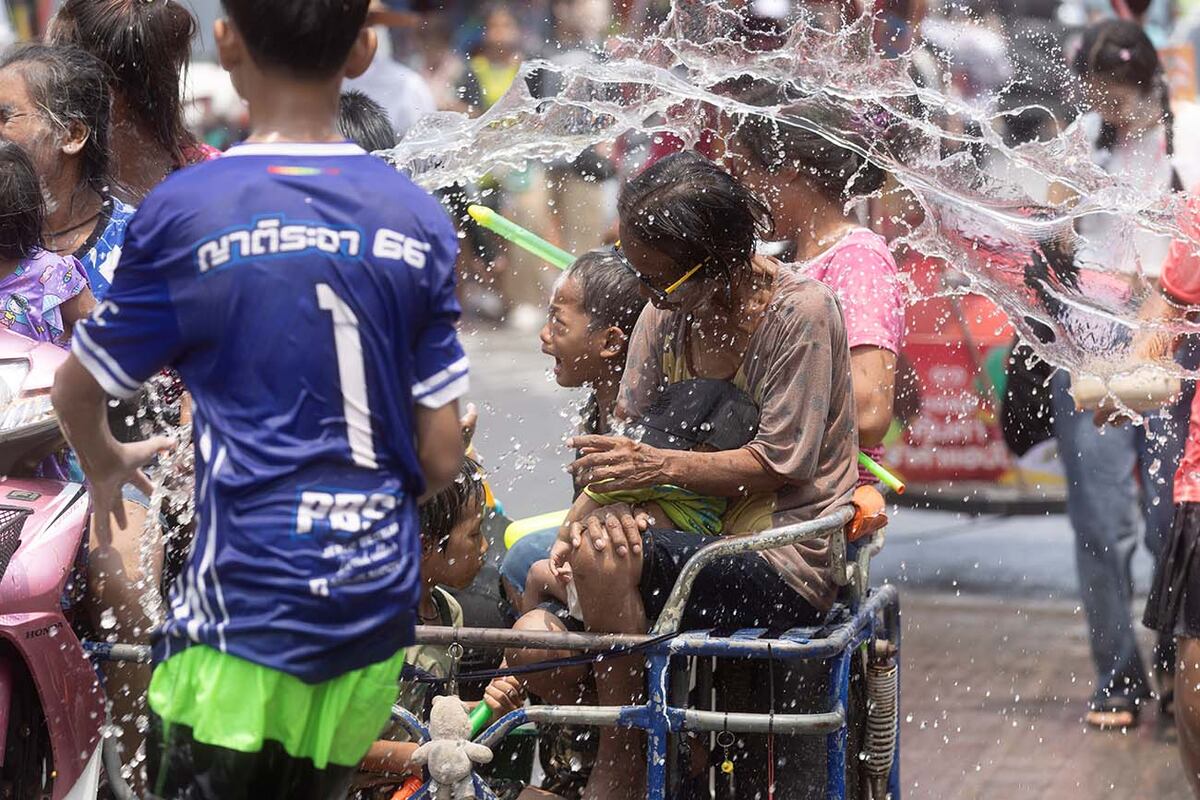 Cómo afectan los climas extremos a los niños en su desarrollo. (Foto AP/Supattra Plongklum)