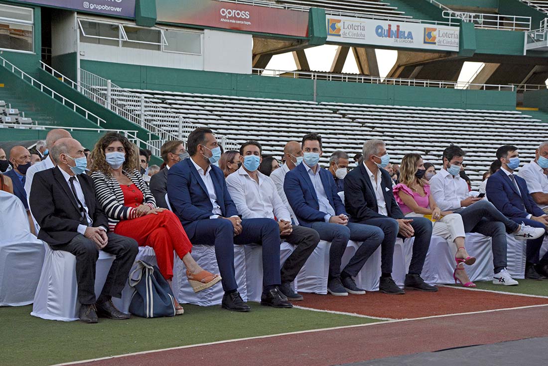 Autoridades provinciales y municipales disfrutando de la entrega de premios en el Kempes.