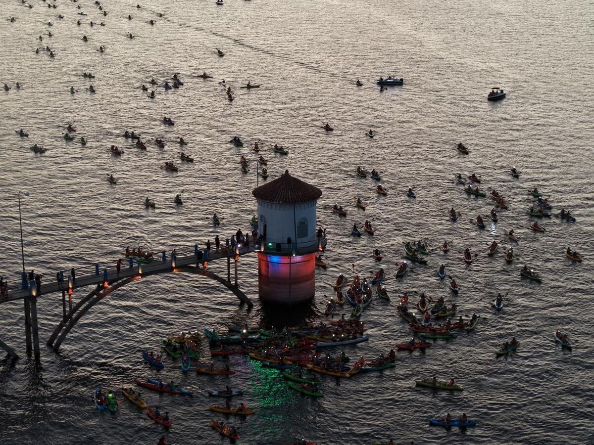 Remada nocturna de kayaks en Embalse. Edición enero 2026. (Municipalidad)