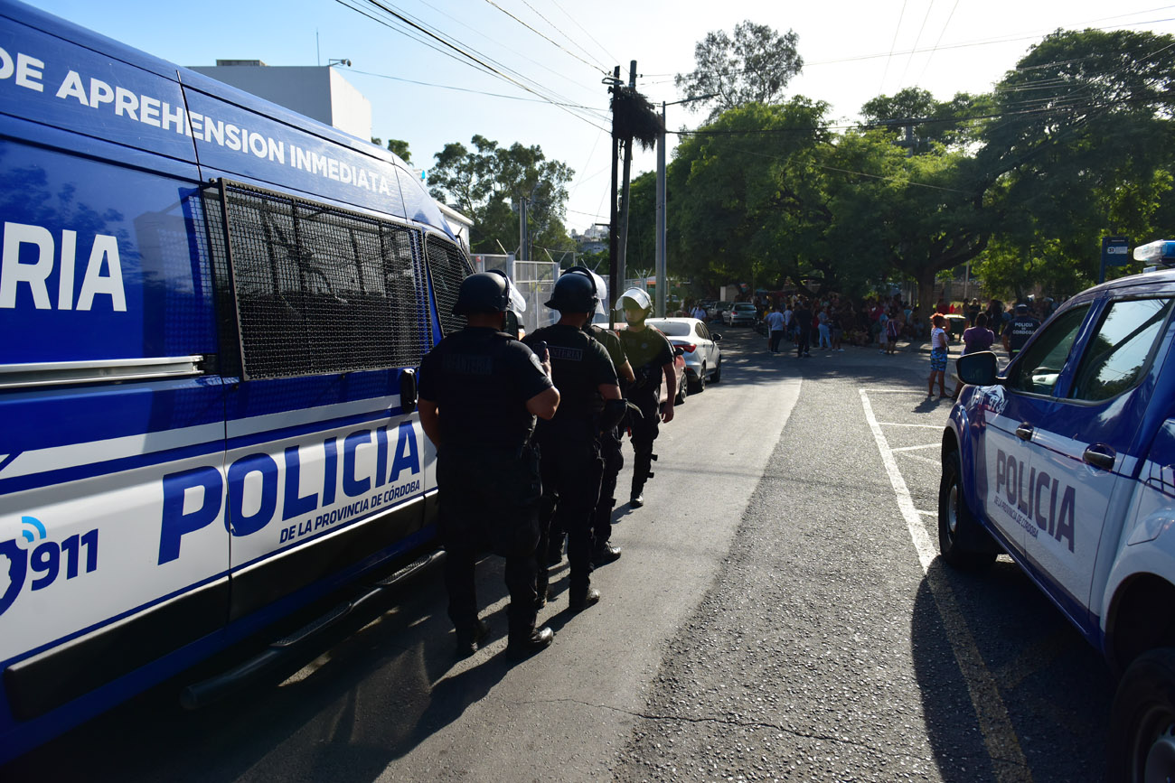 Familiares de internos protestaron frente a la UCA por las condiciones de detención. (Nicolás Bravo / La Voz)