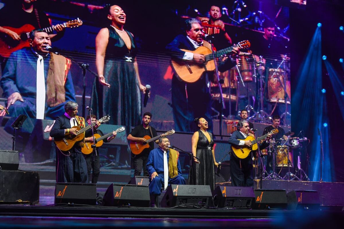 Cosquín 2026, primera luna. Los Manseros Santiagueños junto a Flor Paz, hija de Onofre Paz. (Carlos Romero / La Voz)