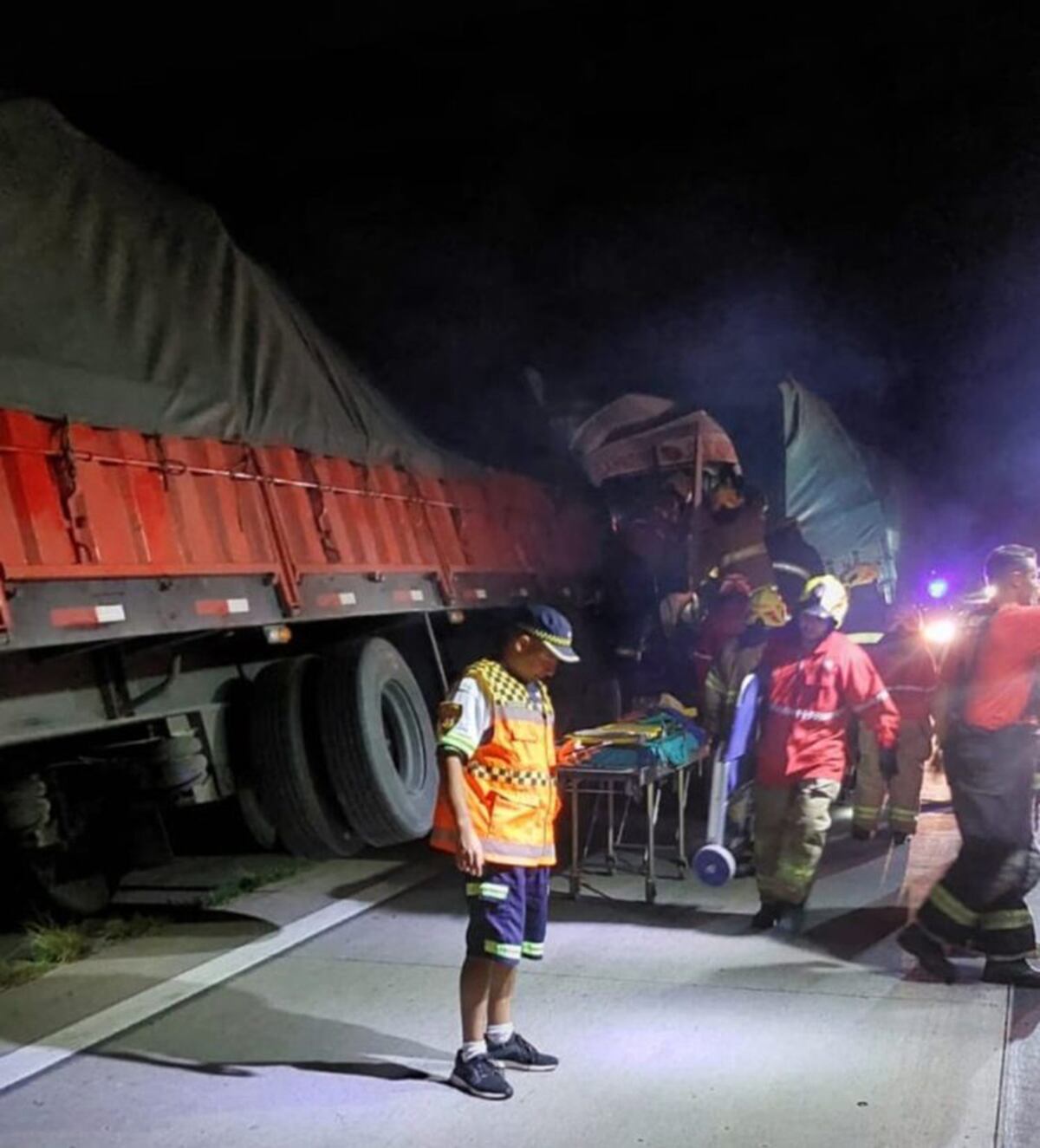 Accidente en Autopista: dos heridos por un choque entre camiones. (Gentileza Bomberos msjz)