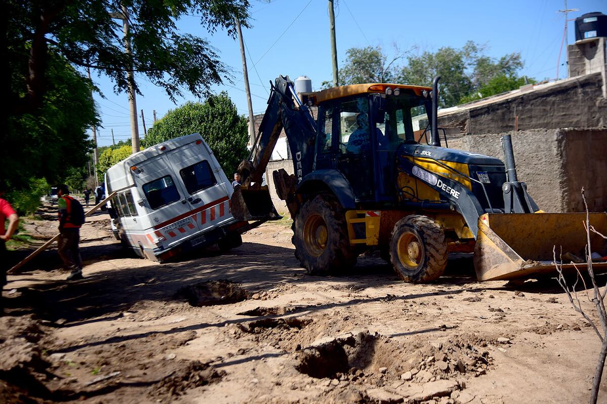 Socavón en el que se hundieron dos traffic en barrio Parque Liceo Tercera Sección. (Pedro Castillo / La Voz)