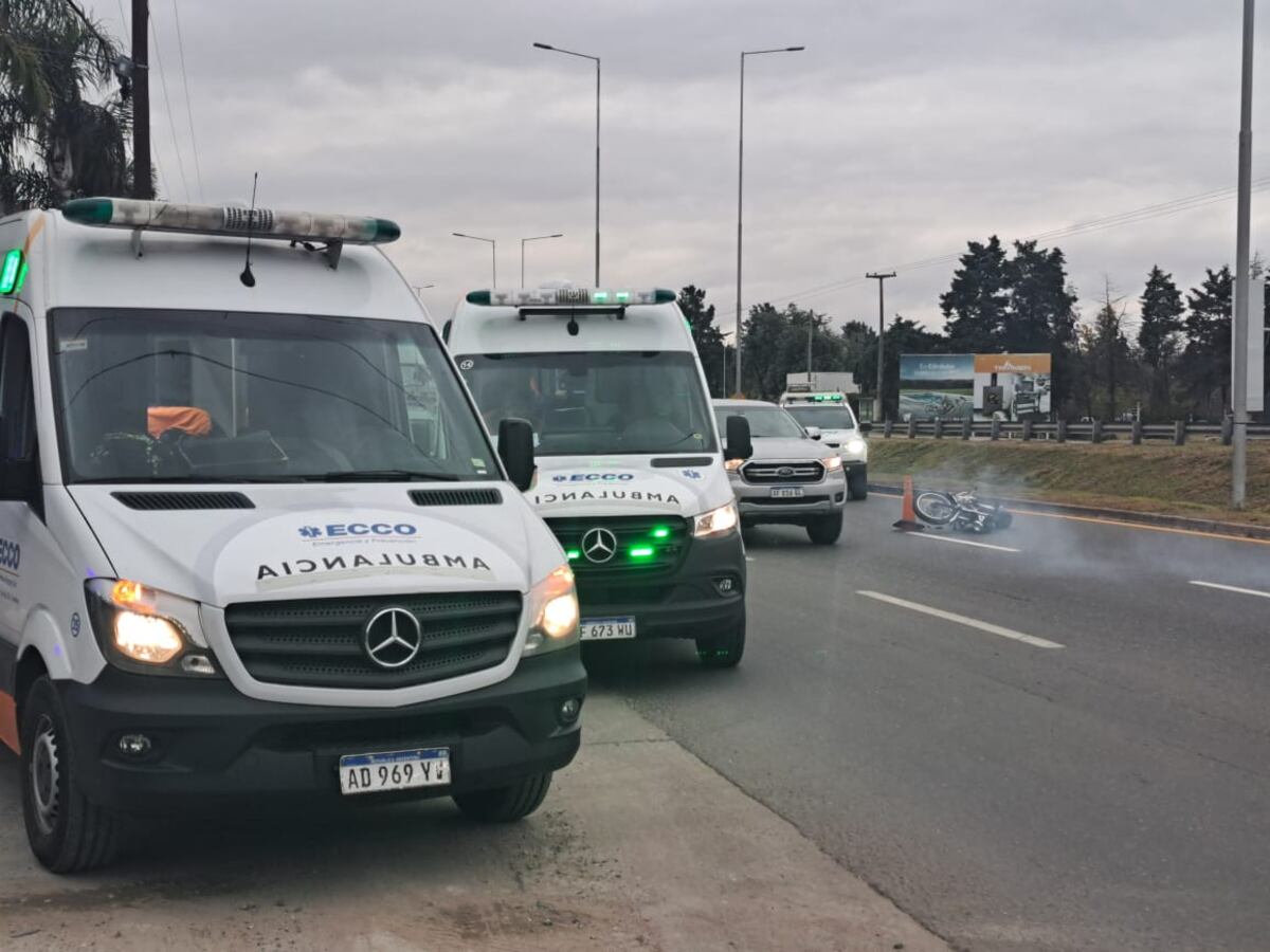Accidente de tránsito entre una moto y una Peugeot Partner, los heridos son atendidos en el lugar. Av La Voz del Interior entre Los Boulevares y Circunvalación (Nicolás Bravo / La Voz)