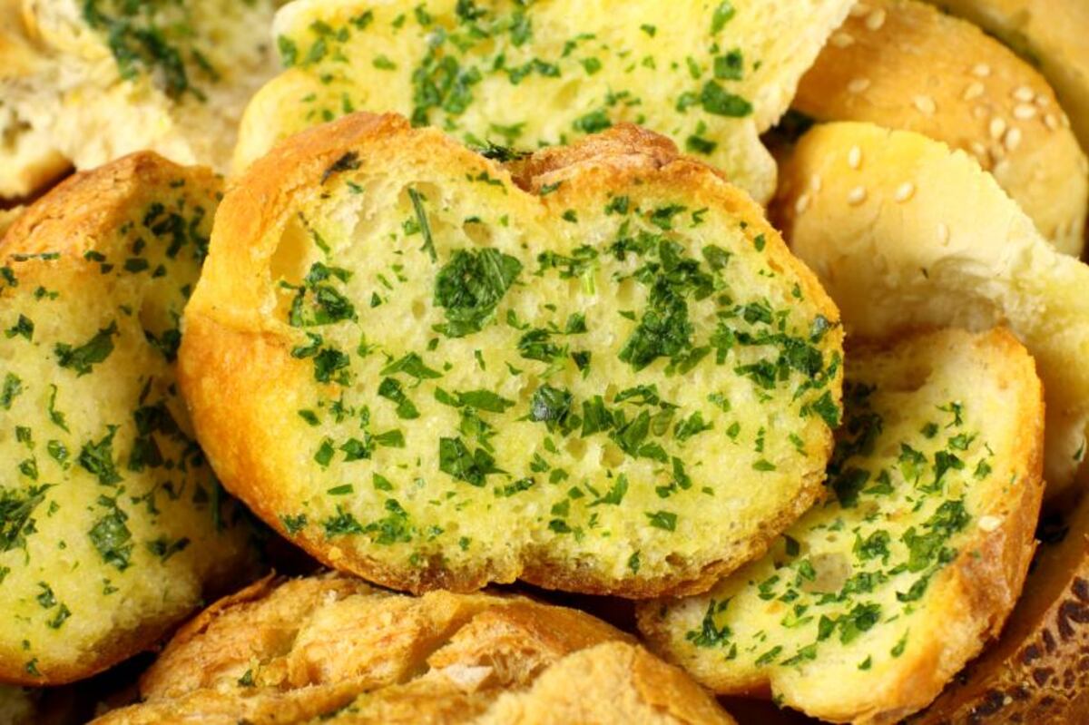 Con solo una sartén y el pan que te quedó del día anterior, podés preparar esta delicia.