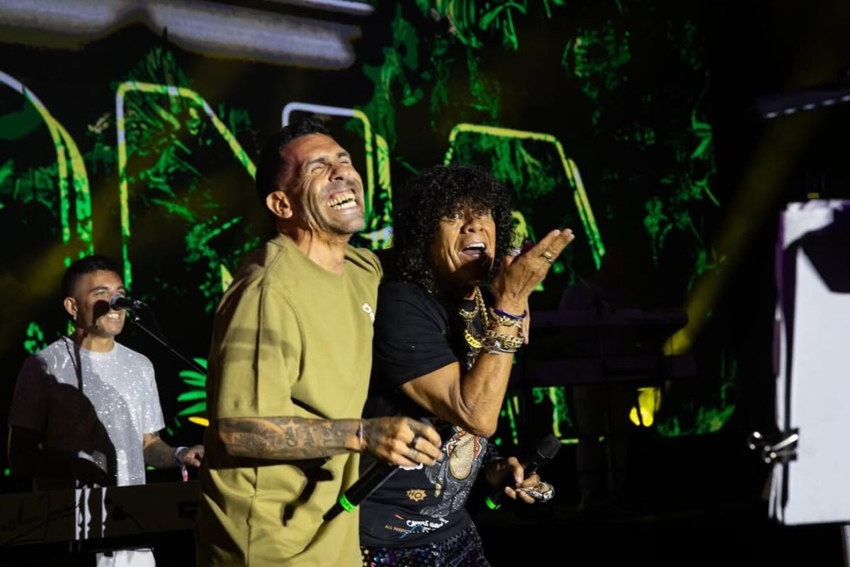 Carlos Tévez cantó con La Mona en el Baile más grande del Universo en el Estadio Único Diego Armando Maradona (Instagram de La Mona Jiménez)