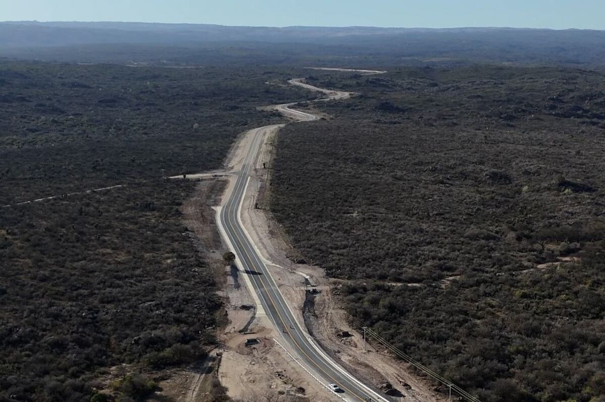La ruta 28 que se está pavimentando por tramos, en el noroeste cordobés.
