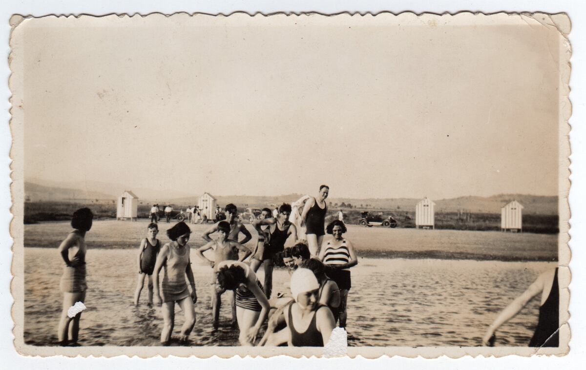 Foto histórica, de los inicios de la actividad turística en Villa Rumipal, junto al lago. (Gentileza