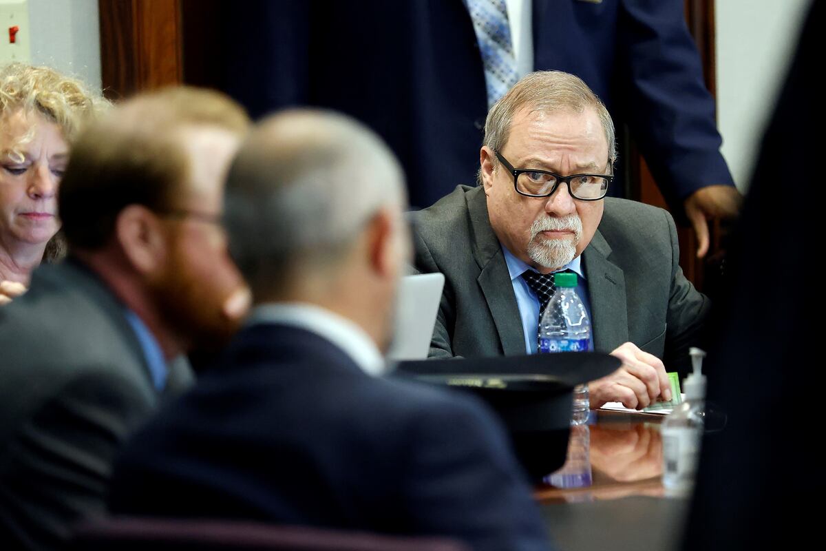 Greg McMichael, a la derecha, espera la sentencia junto a su hijo, Travis McMichael, y su vecino,  William "Roddie" Bryan. (AP Photo / Stephen B. Morton)